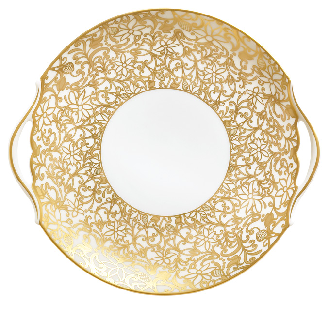 Cake dish with hands white - Raynaud