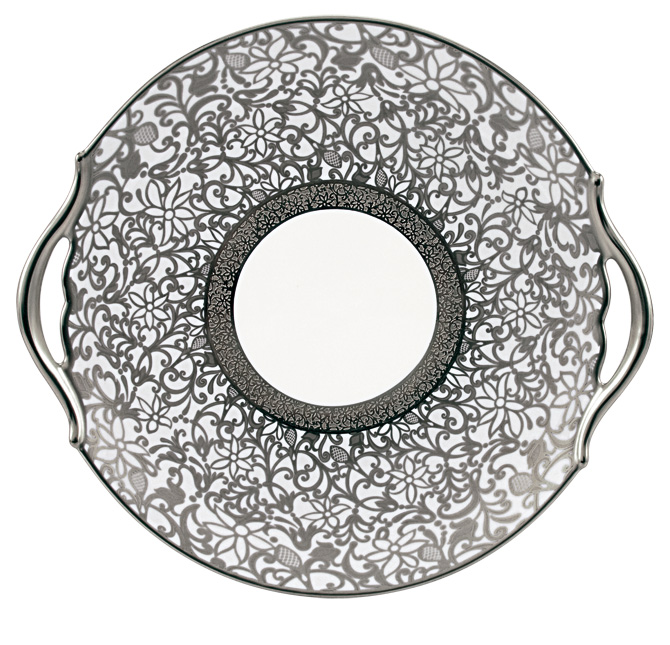 Cake dish with hands white - Raynaud