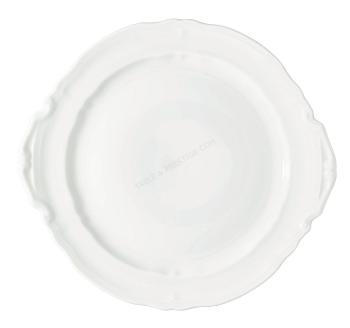 Cake dish with hands - Raynaud
